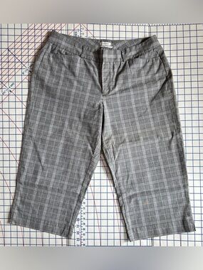 Dockers Women’s Gray Plaid Capris Pants Black & White, Curvy